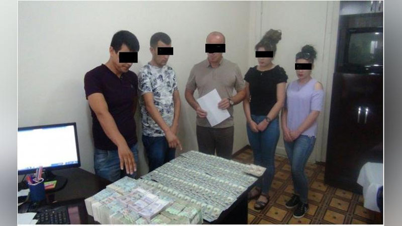 'Navoiyda valyuta oldi-sotdisi bilan shug`ullangan uyushgan jinoiy guruh qo`lga olindi'ning rasmi