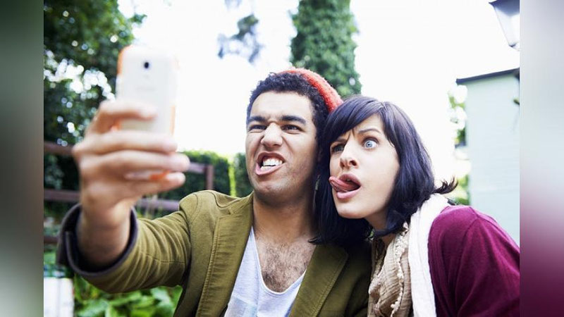 Изрображение 'Доказано, что селфи разрушает любовь'