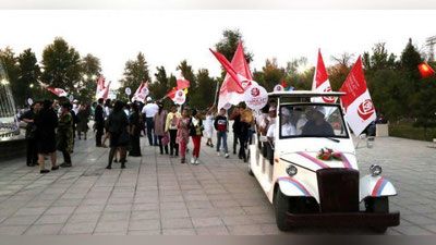 'Miting ishtirokchilari korrupsiyaga qarshi'ning rasmi