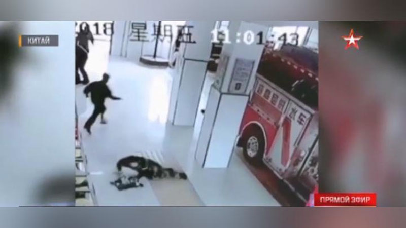 Изрображение 'СКОЛЬЗКИЙ ПОЛ СТАЛ СЕРЬЕЗНЫМ ИСПЫТАНИЕМ ДЛЯ КИТАЙСКИХ ПОЖАРНЫХ (ВИДЕО)'