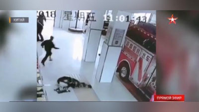 Изрображение 'СКОЛЬЗКИЙ ПОЛ СТАЛ СЕРЬЕЗНЫМ ИСПЫТАНИЕМ ДЛЯ КИТАЙСКИХ ПОЖАРНЫХ (ВИДЕО)'