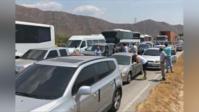 'Kolumbiyaning Venesuela bilan chegaradosh hududida ulkan tirbandliklar yuzaga kelmoqda 'ning rasmi