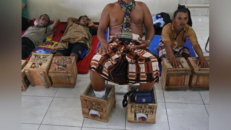 'Indoneziyalik fermerlar oyoqlarini sementlashdi (Foto)'ning rasmi