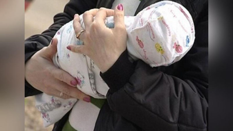 'Сирдарёда шармандаликдан қутилиш учун фарзандини сотган аёлга суд хукми ўқилди'ning rasmi