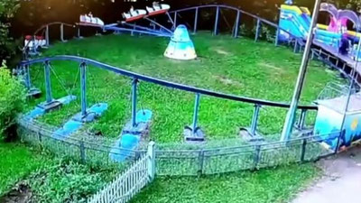 Изрображение 'В Подмосковье с аттракциона сорвалась кабинка с двумя подростками (видео)'