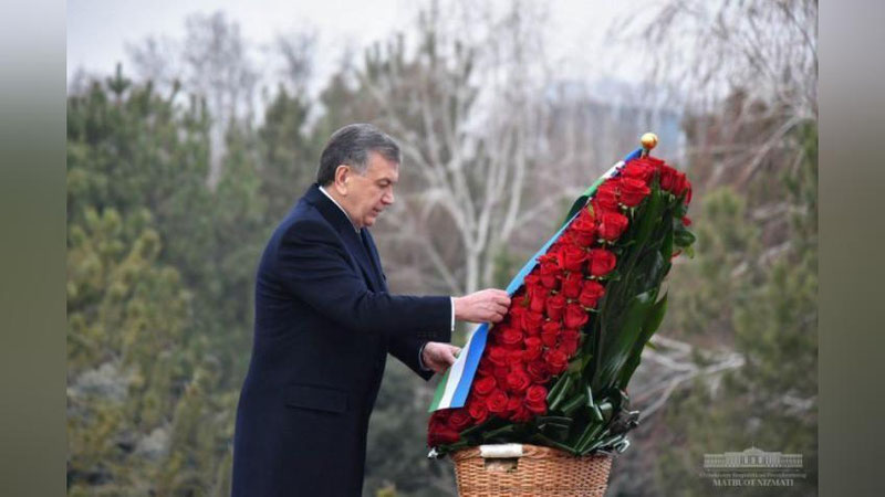 'Shavkat Mirziyoyev Birinchi Prezidentimiz xotirasiga hurmat bajo keltirdi'ning rasmi