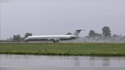 'Samolyot dvigateliga qushlar galasi urildi (Viedo)'ning rasmi