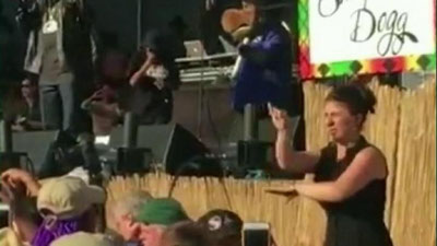 '​Reper Snup Dogning konsertida surdotarjimon yulduz bo`ldi (Video)'ning rasmi