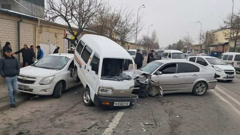 Изрображение 'В Самарканде столкнулись три автомобиля'