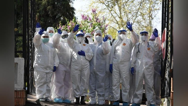 'Koronavirus bilan kasallangan bemorlarni davolovchi shifokorlarga ustamalar kamaytirildi'ning rasmi