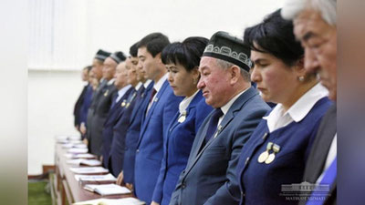 'Шавкат Мирзиёев раислигидаги Сурхондарё вилояти фаоллари йиғилиши Ақтўбедаги фожиада ҳалок бўлганлар хотирасига сукут сақлаш билан бошланди'ning rasmi