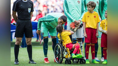 'Криштиану Роналду ногирон аравачадаги қизчани хурсанд қилди (Фото)'ning rasmi