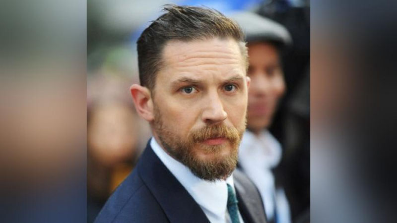 'Kristofer Nolan nega o`z filmlarida Tom Xardining yuzini yopib qo`yishini tushuntirdi 'ning rasmi