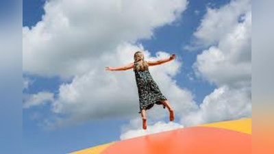 'Kuchli shamol batutdagi bolalarni uchirib yubordi 'ning rasmi