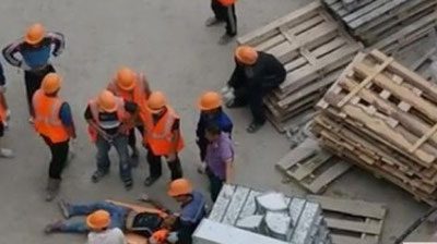 'O`zbekistonlik erkak Sankt-Peterburgda 10-qavatdan qulab tushib, omon qoldi'ning rasmi