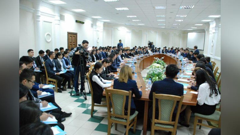 'IQTIDORLI YoShLAR PARLAMENT FAOLIYaTI BILAN TANIShTIRILDI'ning rasmi