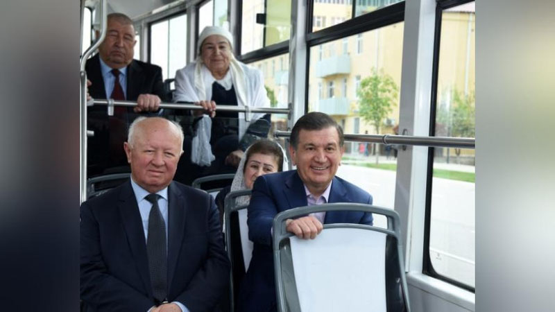 '​Shavkat Mirziyoev Samarqandda qatnaydigan tramvayning ilk yo`lovchisi bo`ldi'ning rasmi