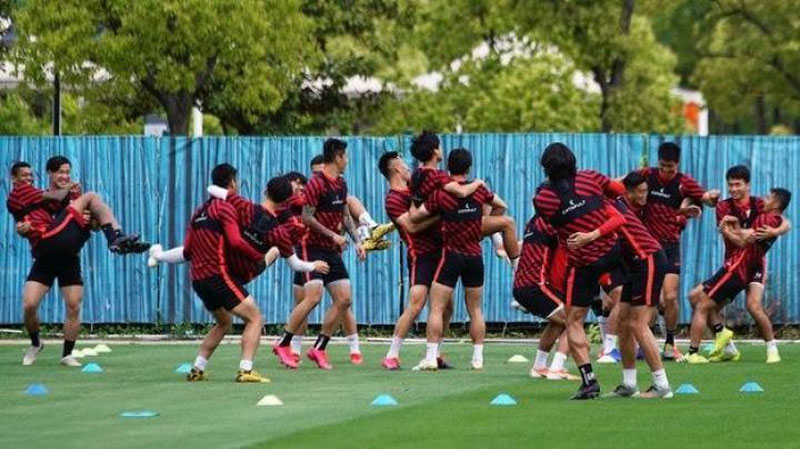 'Xitoyda futbolchilar karantin qoidalariga amal qilmayapti'ning rasmi