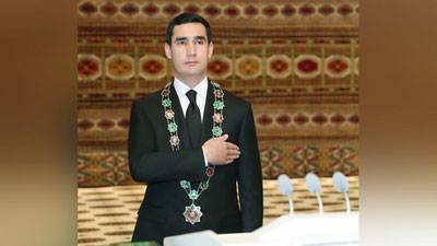 'Serdar Berdimuhamedov "Turkmaniston qahramoni" bo`ldi'ning rasmi