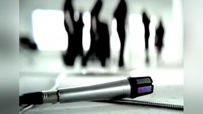 'Mashhur qo`shiqchi sahnani tark etmoqda 'ning rasmi