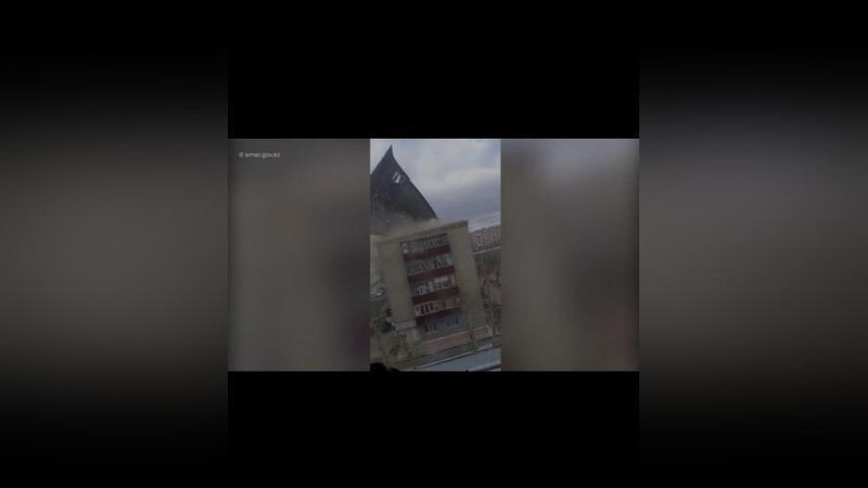 'Қозоғистонда кучли шамол беш қаватли уйнинг томини учириб кетди'ning rasmi