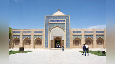 'QADIM BUXORONING ZIYoRAT QILISh LOZIM BO`LGAN 7 MUQADDAS QADAMJOSI'ning rasmi