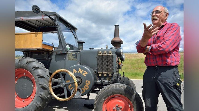 '70 yoshli muxlis JChni tomosha qilish uchun traktorda yo`lga chiqdi'ning rasmi