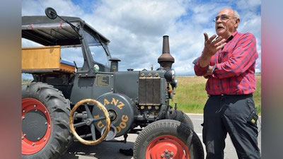 '70 yoshli muxlis JChni tomosha qilish uchun traktorda yo`lga chiqdi'ning rasmi
