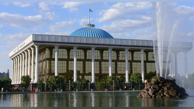 'Senatning navbatdagi yalpi majlisida qanday qonunlar ko`rib chiqiladi?'ning rasmi