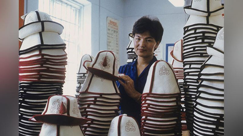 'ENDI QIRG`IZISTONLIK HUKUMAT VAKILLARI OQ QALPOQ KIYIB YuRIShADI'ning rasmi