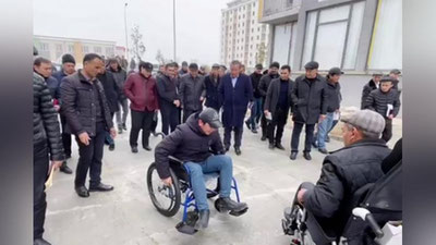 '“O`tiring aravaga!" Andijon hokimi quruvchilarni nogironlar aravachasiga o`tirg`izib ishining sifatini tekshirdi (video)'ning rasmi