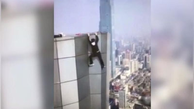 Изрображение 'КИТАЙСКИЙ ЭКСТРЕМАЛ СНЯЛ НА ВИДЕО СОБСТВЕННУЮ ГИБЕЛЬ (18+)'