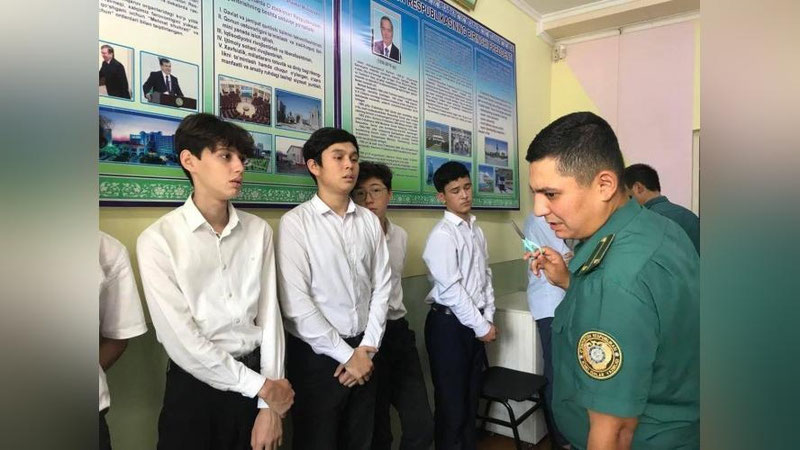 'Toshkentdagi maktabda ichki ishlar xodimi qo`lida qaychi bilan o`quvchilar sochini tekshirgani aytildi (video)'ning rasmi
