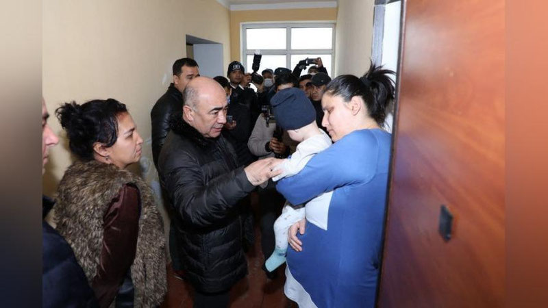 'Зойир Мирзаев Олмалиқда уйма-уй юриб аҳоли дардини эшитди (фото)'ning rasmi