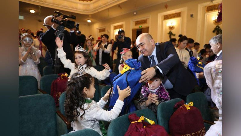 'Зойир Мирзаев Президент совғаларини болаларга ўз қўллари билан тарқатди (фото)'ning rasmi