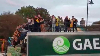 Изрображение 'Праздновавшие победу футболисты свалились с грузовика: 9 пострадали (видео)'