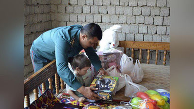 Изрображение 'Двоим детям, привезенным в Узбекистан из Ирака, установили протезы ног'