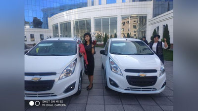 'Xalq ta`limi vazirligi “O`zavtosanoat” hamda UzAuto Motors kompaniyasiga “Ta`lim homiysi” ko`krak nishonini topshirdi'ning rasmi