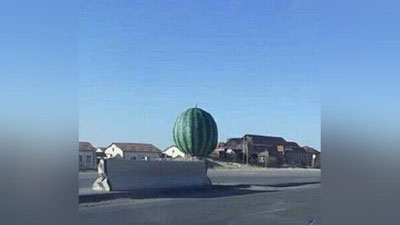 'Chiroqchida tarvuzga haykal tiklanibdi'ning rasmi