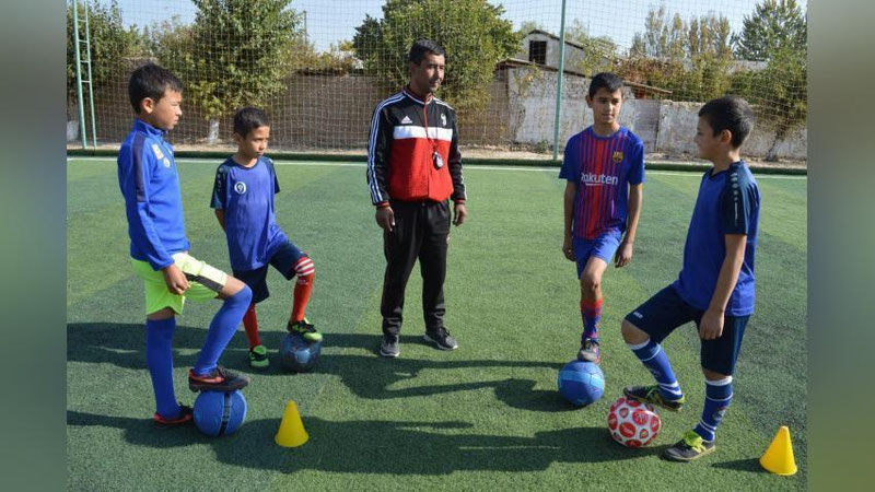 'Tadbirkor o`zi tahsil olgan maktabga 200 million so`mga futbol maydoni qurib berdi'ning rasmi