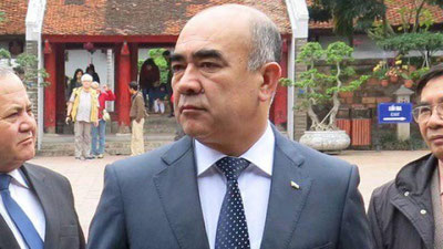 'Fermerlarni tosh ko`tartirib, ariqqa tushirgan Mirzaev Zoyir - Qashqadaryo viloyat hokimi vazifasini bajaruvchi'ning rasmi