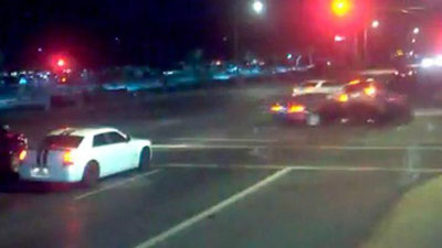 Изрображение 'Женщина-водитель протаранила лихача и спасла семью с коляской (видео)'