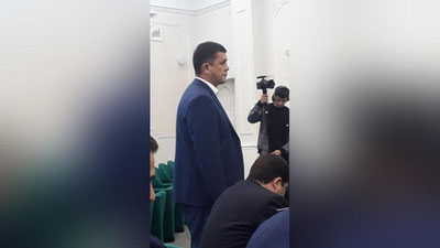 'Sobiq hokim o`rinbosarini jurnalistlar tashqarida savollarga tutishdi. Javob esa...(video va audio)'ning rasmi