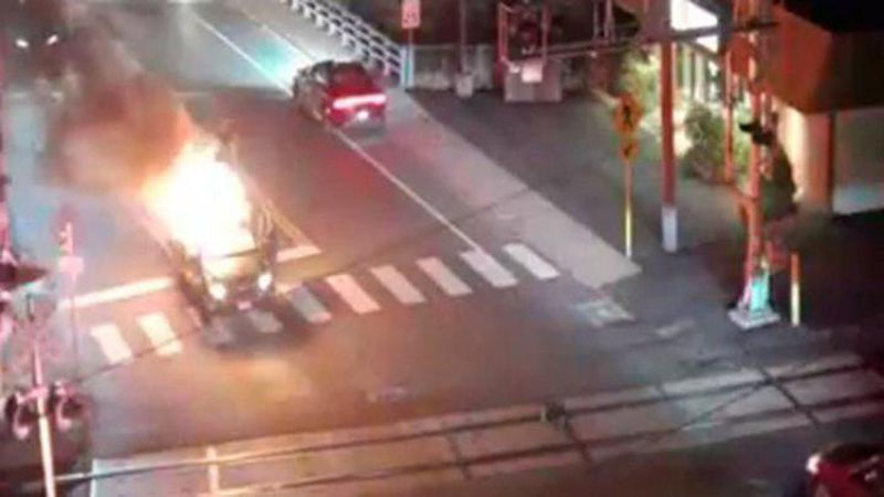 Изрображение 'Мужчина в последнюю минуту спас человека из горящей машины (видео)'