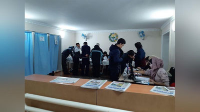 Изрображение 'Фото: Граждане голосуют на выборах'