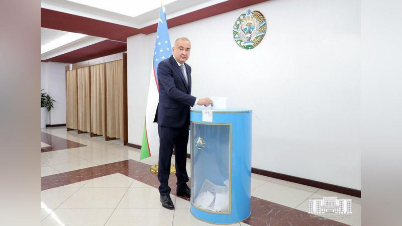 'Ortiqxo`jaev ham rafiqasi bilan saylovda ovoz berdi'ning rasmi