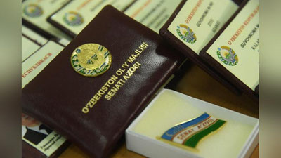 Изрображение 'Членам Сената вручили удостоверения и нагрудные знаки (фото)'