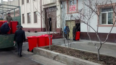 '“Maxsustrans” Nurafshon ko`chasidagi xonadonlarga bepul chiqindi konteynerlarini tarqata boshladi (foto)'ning rasmi