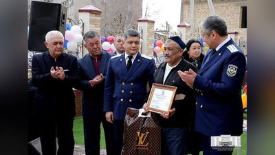 'Toshkentda 5-qavatdan tushib ketgan 5 yoshli bolani qutqarib qolgan fuqarolar taqdirlandi'ning rasmi