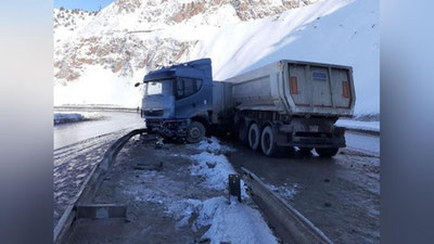 Изрображение 'На перевале "Камчик" грузовик, врезавшись в бордюр, заблокировал движение'